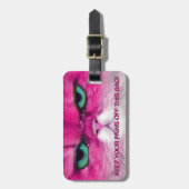 VERÄRGERTER ROSACAT, BEHALTEN TATZEN WEG VOM GEPÄCKANHÄNGER (Vorderseite vertikal)