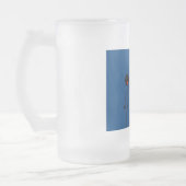 Verärgerter Stock-Typ, der Kurt Vonnegut zitiert Mattglas Bierglas (Links)