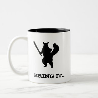 Verärgertes Eichhörnchen sagt; Holen Sie es Zweifarbige Tasse