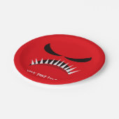 Verärgertes Monster mit den bösen Blicken und Pappteller (Schrägansicht)