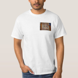 verbiegen Sie einen Ellbogen T-Shirt