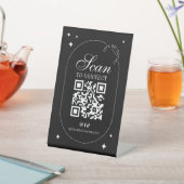 Verbinde dich mit uns Sozial Media QR Code Minimal Sockelschild (In SItu)