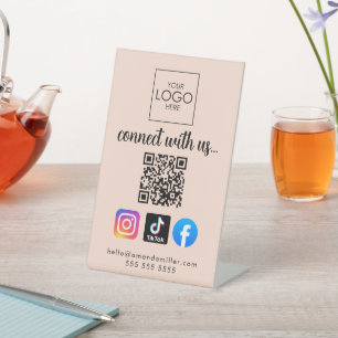 Verbinden Sie mit dem modernen QR-Code für Social  Sockelschild