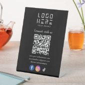 Verbinden Sie mit dem QR-Code der Social Media in Sockelschild (In Situ)