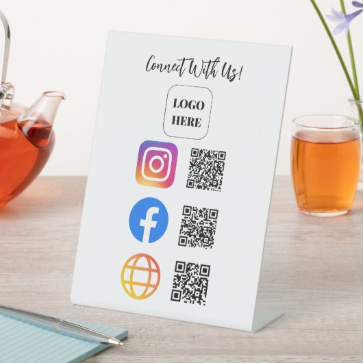 Verbinden Sie mit dem QR-Code-Tabletop-Schild Sockelschild (In Situ)