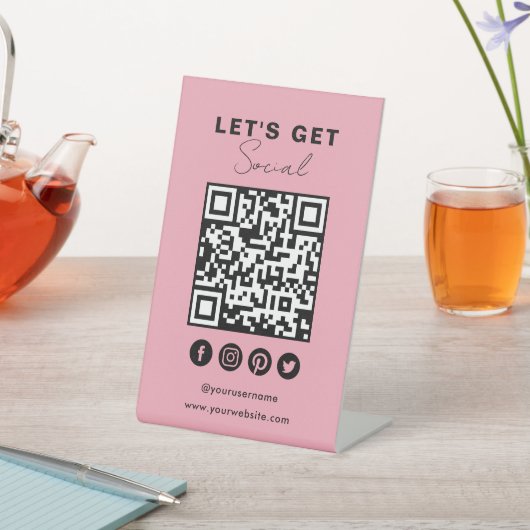 Verbindung mit dem QR-Code der sozialen Medien in Sockelschild (In SItu)