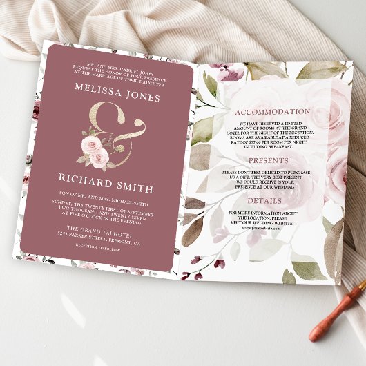 Verblasste staubige rosa Blumen-Ampersand-QR-Code- Einladung