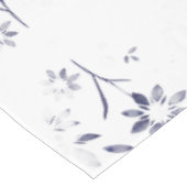 Verblasstes blau-weißes Blumenmuster Tischdecke (Schrägansicht)