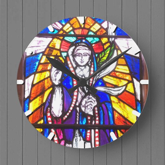 Verbleibendes Glasdesign mit religiöser Abbildung. Runde Wanduhr