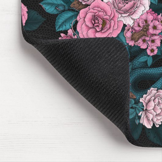 Verborgen in den Rose 2 Mousepad (Ecke)