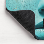 Verborgenes Mädchen hinter einer rissigen mintgrün Mousepad (Ecke)