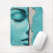 Verborgenes Mädchen hinter einer rissigen mintgrün Mousepad (Mit Mouse)
