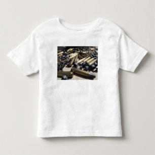 Verbrauchter Messing und aufgelöste Verbindungen Kleinkind T-shirt