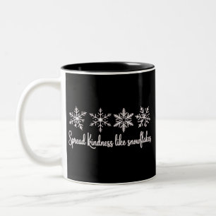Verbreite Freundlichkeit wie Schneeflocken Weihnac Zweifarbige Tasse