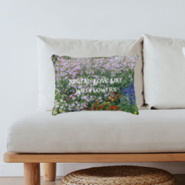 Verbreite Liebe wie Wildblumen Inspirierende Blume Dekokissen