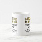 Verdächtiges Schweigen mit Kleinkindern Funny Mug Kaffeetasse (Mittel)