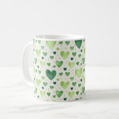 Verdant Hearts: Hand-Painted Emerald & Gold Kaffeetasse (Vorderseite Links)