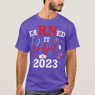 Verdient es 2023 für Krankenpflege-Abschluss oder T-Shirt
