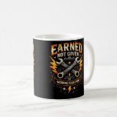Verdient, nicht geschenkt kaffeetasse (VorderseiteRechts)