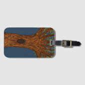 Verdrehter Baum mit blauem Hintergrund Gepäckanhänger (Vorderseite (Horizontal))
