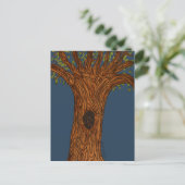 Verdrehter Baum mit blauem Hintergrund Postkarte (Stehend Vorderseite)