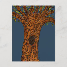 Verdrehter Baum mit blauem Hintergrund Postkarte