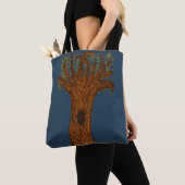 Verdrehter Baum mit blauem Hintergrund Tasche (Von Nahem)