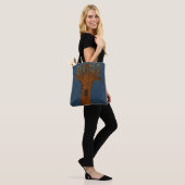 Verdrehter Baum mit blauem Hintergrund Tasche (Am Model)