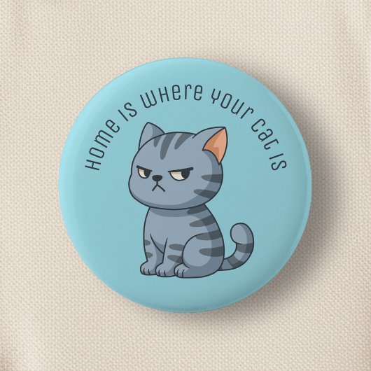 Verdrießliche Graue Tabby-Katze mit individuellem  Button