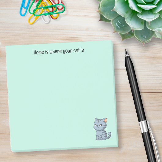 Verdrießliche Graue Tabby-Katze mit individuellem Post-it Klebezettel
