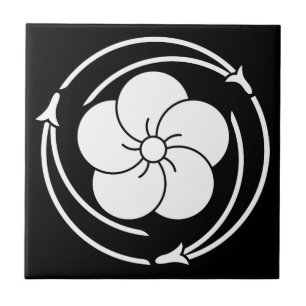 Verdrillte Pflaumenblüte in Kiefernnadeln Fliese