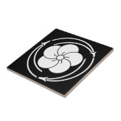 Verdrillte Pflaumenblüte in Kiefernnadeln Fliese (Seite)