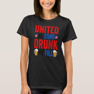 Vereint stehen wir Betrunken, dass wir Amerikaner  T-Shirt