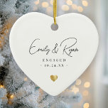 Vereinzelt Verlobung Ankündigung Gold Heart Keepak Keramik Ornament<br><div class="desc">Feiern Sie ihre Liebe mit einer Touch von Eleganz! Dieser Sake-Ornament besticht durch ein individuelles Goldherz - ideal für die Markierung einer Verlobung oder Hochzeit. Eine zeitlose Art,  sich an ihren großen Tag zu erinnern!</div>
