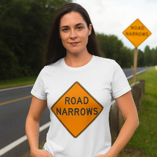Verengte Straße Straßenschild Damen T-Shirt