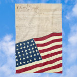 Verfassung der Vereinigten Staaten, amerikanische  Geschirrtuch<br><div class="desc">Die erste Seite der Verfassung der USA und die amerikanische Flagge. Wir, die Völker der Staaten, um eine vollkommenere Gewerkschaft zu schaffen, Gerechtigkeit zu schaffen, die innere Ruhe zu gewährleisten, die gemeinsame Verteidigung zu gewährleisten, das allgemeine Wohlergehen zu fördern und uns und unserer Nachwelt den Segen der Freiheit zu sichern,...</div>