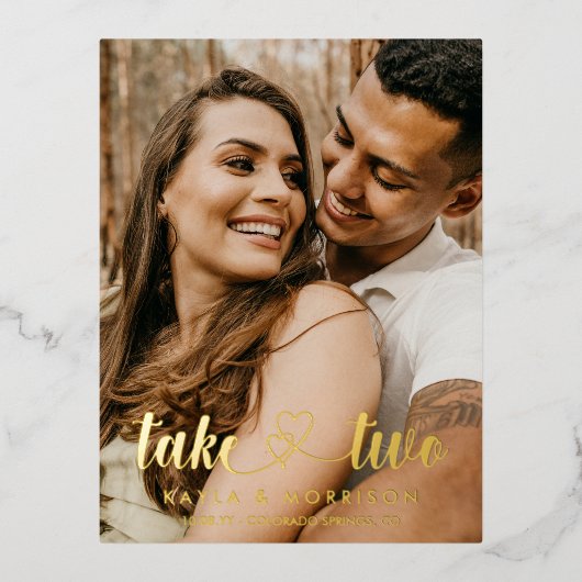 Verflochtene Herzen nehmen zwei Hochzeiten Gold Folie Einladungspostkarte (Vorderseite)