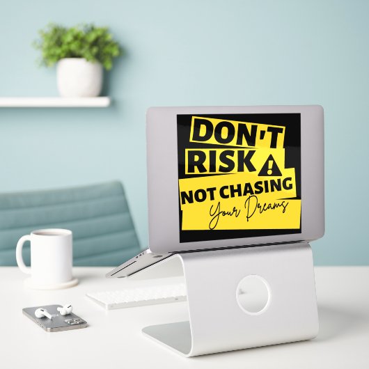 Verfolgen Sie Ihre Träume Aufkleber (Laptop auf Schreibtisch)