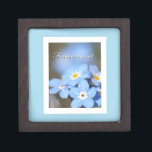 Vergessen-Me-Not-Foto in blau Kiste<br><div class="desc">Adorable Foto von vergessenen Blume auf einem Baby-blauen Hintergrund. Personalisieren Sie mit ihrem Namen für ein unvergessliches Geschenk.</div>