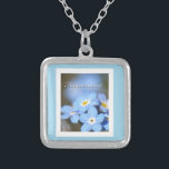 Vergessen-Me-Not-Foto in blau Versilberte Kette<br><div class="desc">Adorable Foto von vergessenen Blume auf einem Baby-blauen Hintergrund. Personalisieren Sie mit ihrem Namen für ein unvergessliches Geschenk.</div>