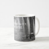Vergessen Sie die Box, denken Sie nach draußen - P Kaffeetasse (VorderseiteRechts)
