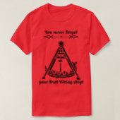 Vergessen Sie nie das erste Wikingschiff T-Shirt (Design vorne)
