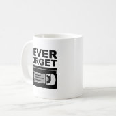 Vergessen Sie niemals den VHS Funny Mug Kaffeetasse (Vorderseite Links)
