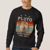 Vergessen Sie niemals Pluto Retro Nerdy Astronomie Sweatshirt (Vorderseite)