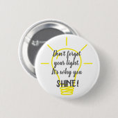 Vergiss nicht deinen hellgelben Knopf Button (Vorne & Hinten)
