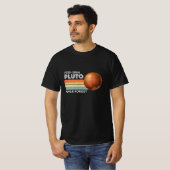 Vergiss nie das Pluto-Shirt. Retrostil T-Shirt (Vorne ganz)