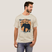 Vergiss nie freundlich zu sein Elefant Sonnenunter T-Shirt (Vorne ganz)