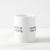 Vergleich ist der Dieb von Joy Calligrafy Script Kaffeetasse (Mittel)