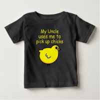 Vergnügt lustiger Onkel und niedliches Küken