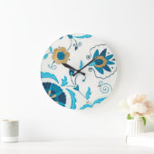 Vergoldete Indigo-Blumen mit weißem Hintergrund Große Wanduhr (Zuhause)